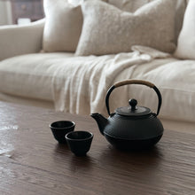 Load image into Gallery viewer, Japanese Teapot + Four Cup Set _ Cast Iron _ Black
