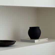 Load image into Gallery viewer, Heritage Pot _ Love Handles _ Black
